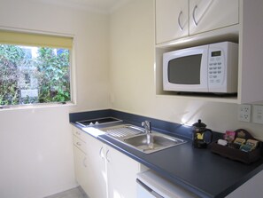 Fridge, microwave, coffee/tea maker, electric kettle - Harringtons Motor Lodge (Palmerston North)