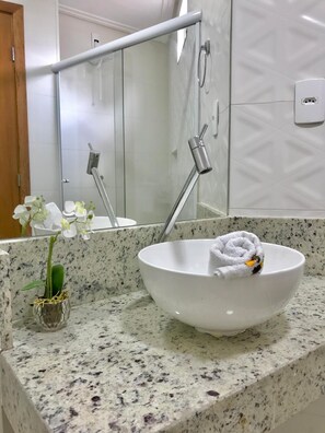 Standard Triple Room | Bathroom | Shower, free toiletries, hair dryer, towels