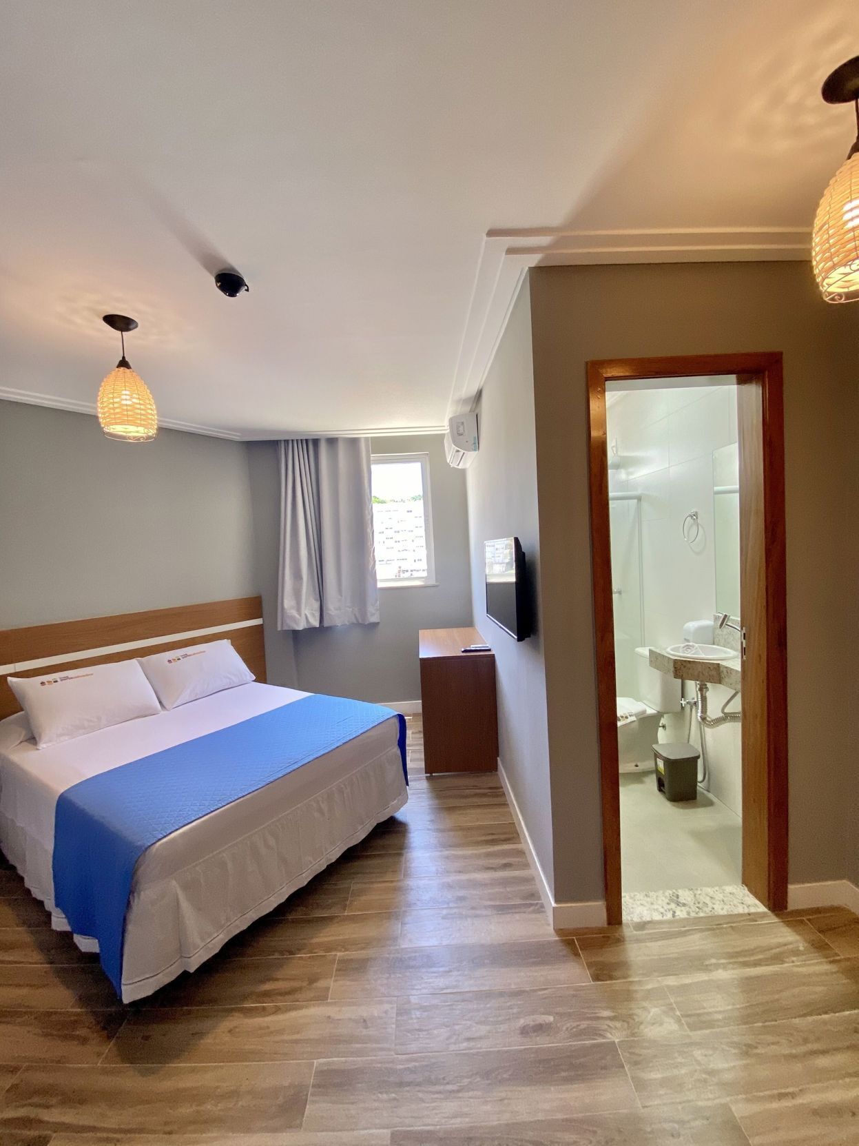 Frigobar, Wi-Fi de cortesia, roupa de cama