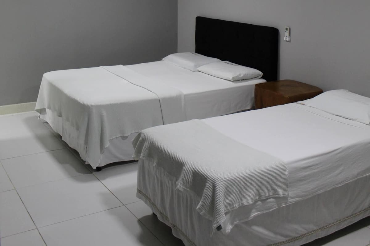 Minibar, wifi gratis y ropa de cama