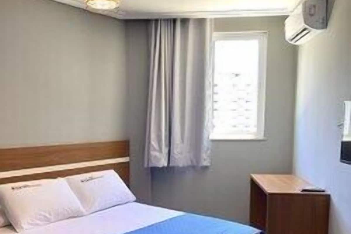 Minibar, wifi gratis y ropa de cama