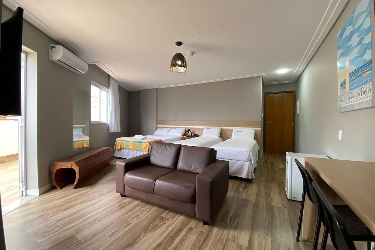 Minibar, free WiFi, bed sheets