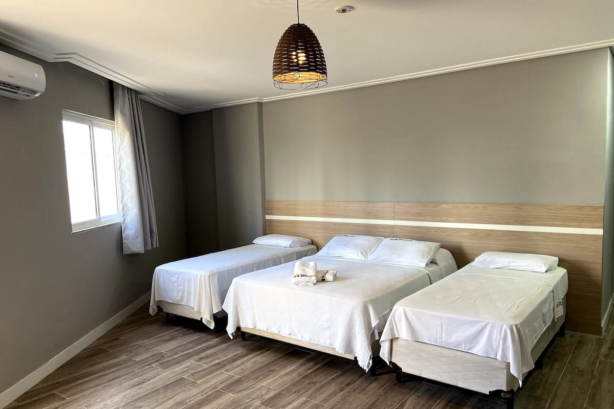 Minibar, wifi gratis y ropa de cama