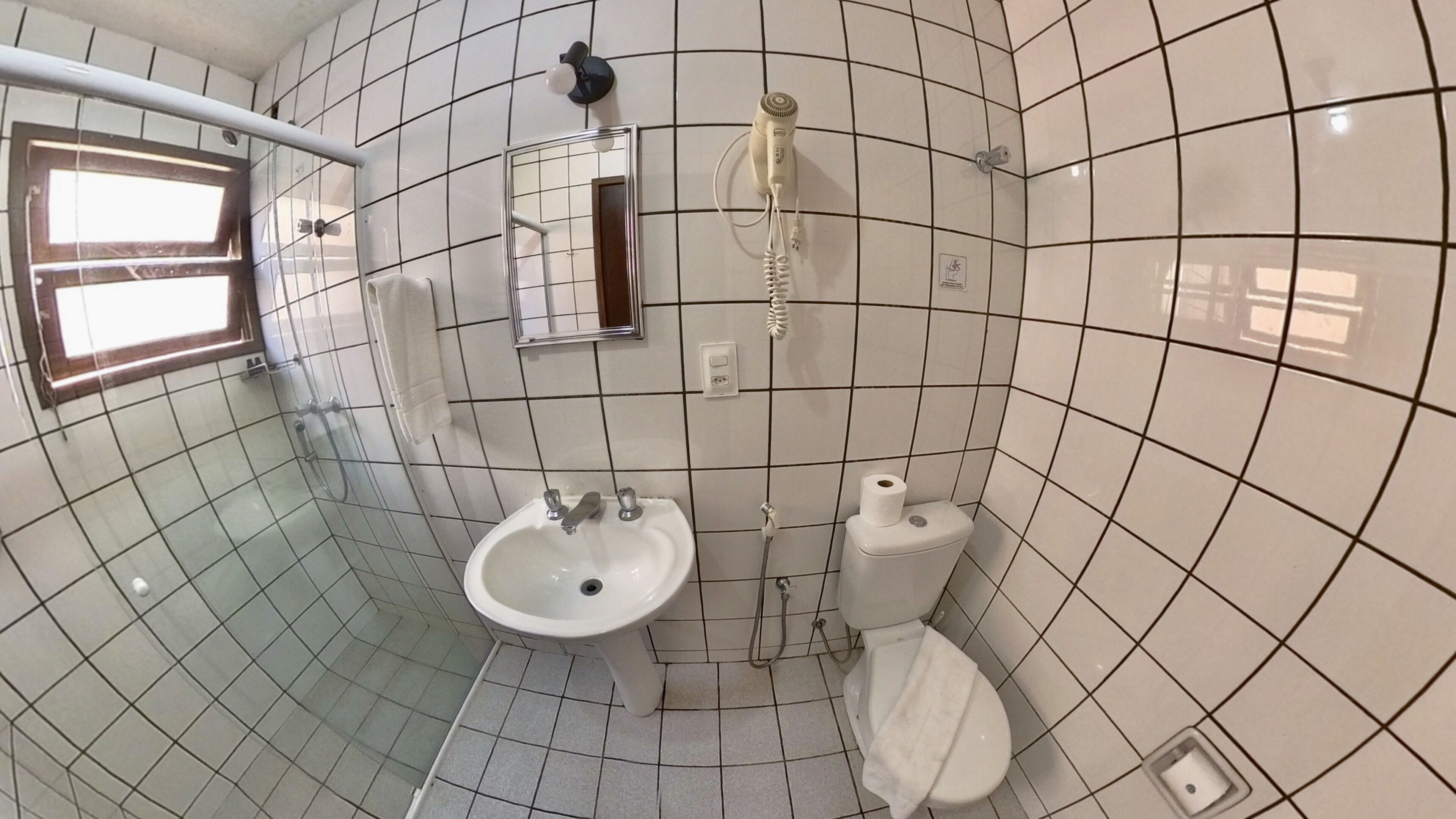 apart | bathroom | shower, free toiletries, hair dryer, towels