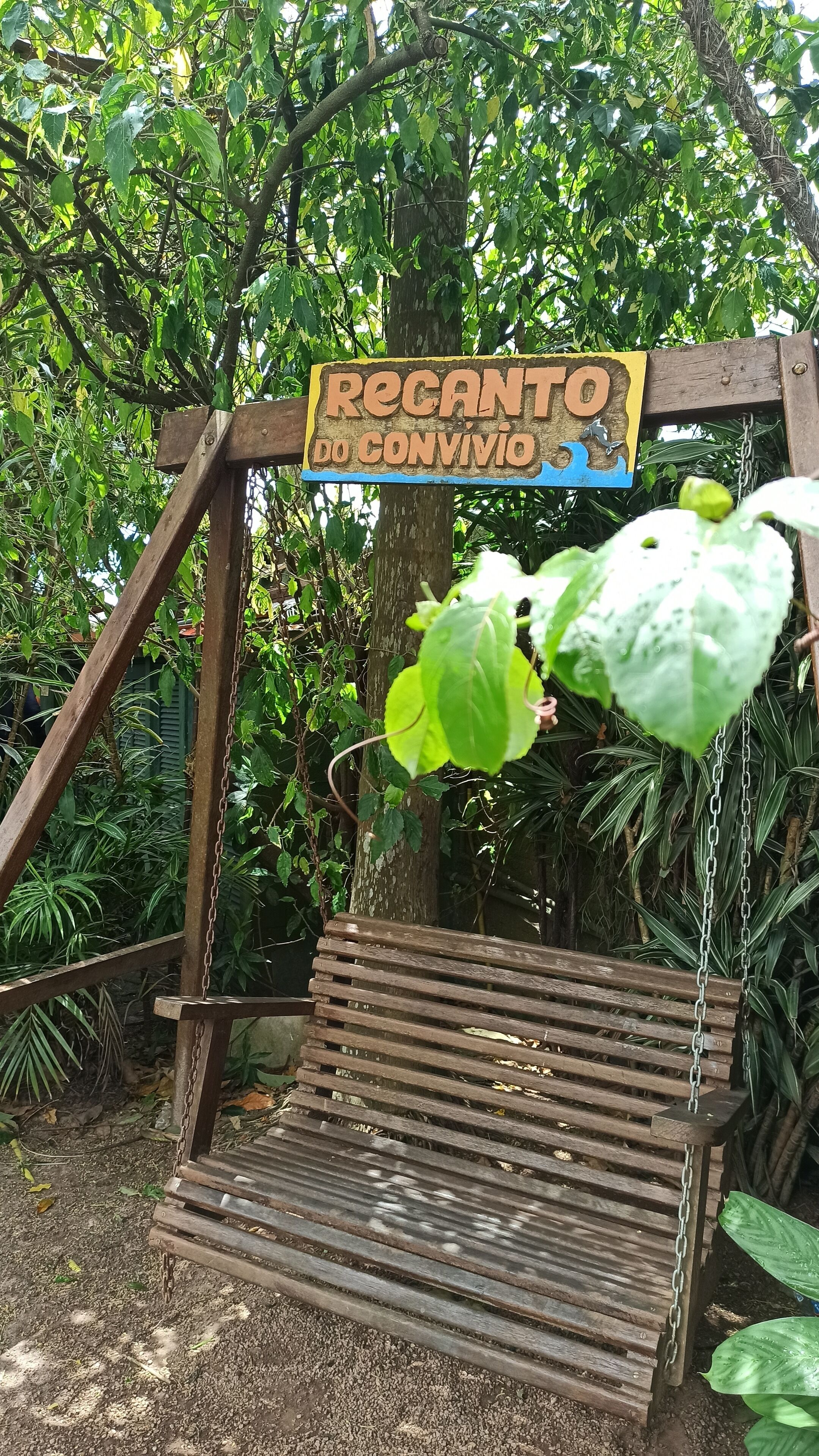 Una mecedora de madera con un letrero que dice 