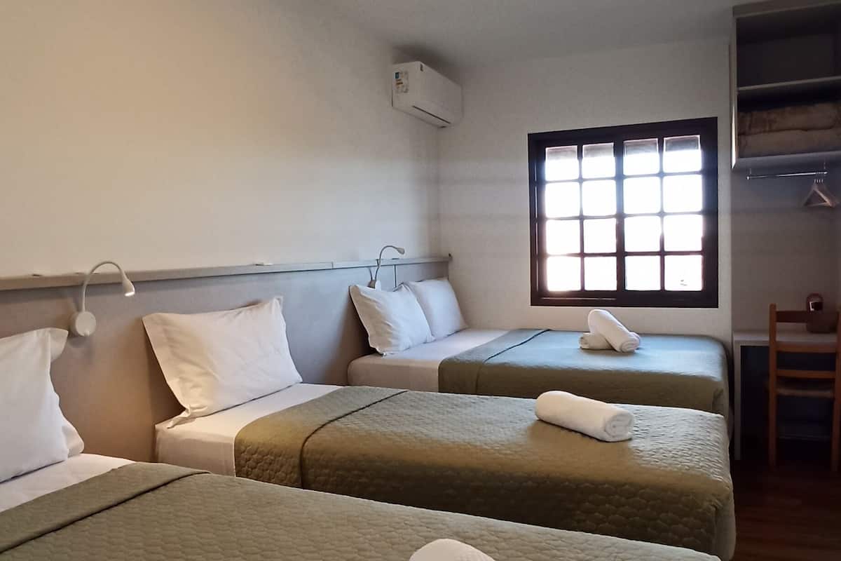 Habitació quàdruple estàndard | Mobiliari individual, wifi gratuïta i roba de llit