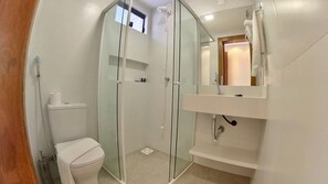 Tremannsrom – standard, 1. etasje | Bad | Dusj, toalettartikler (inkludert), hårføner og håndklær