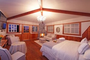 Chimney Suite - King | Living area