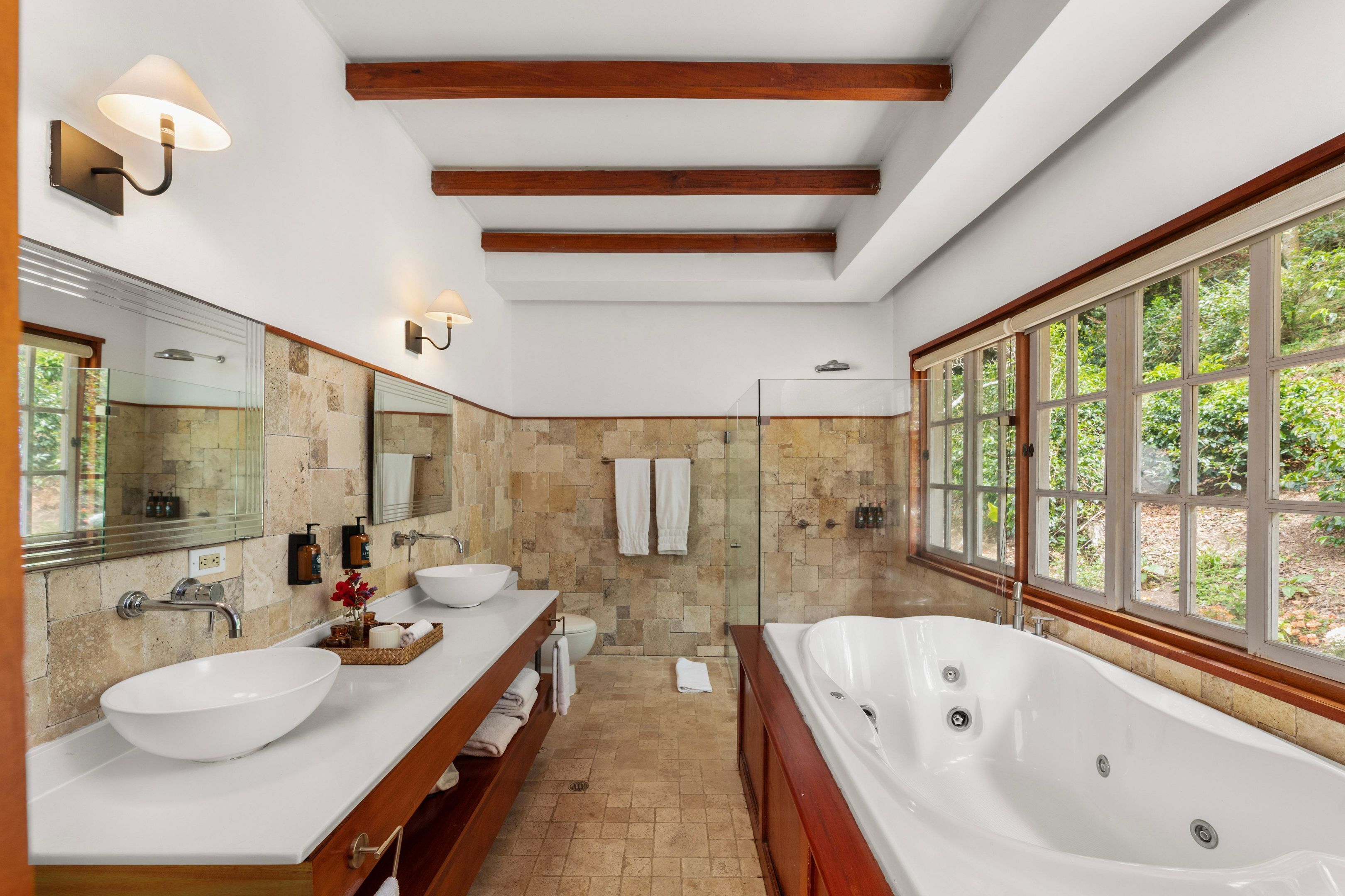 Douche à « effet pluie », articles de toilette de luxe, sèche-cheveux
