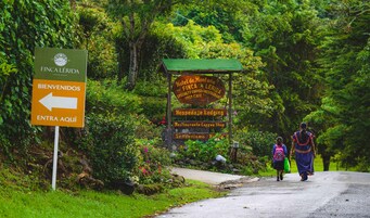 Señal de Finca Lérida dando la bienvenida a visitantes, con una flecha que indica la entrada.