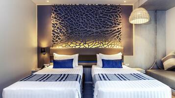 Caja de seguridad en la habitación, muebles diferentes y escritorio