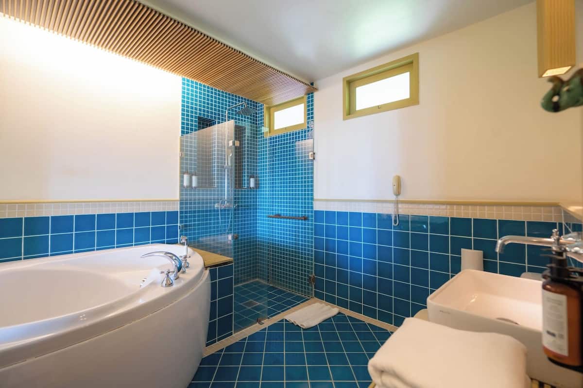 deluxe room, 1 king bed, ocean view | bathroom | shower, eco-friendly toiletries, hair dryer, towels