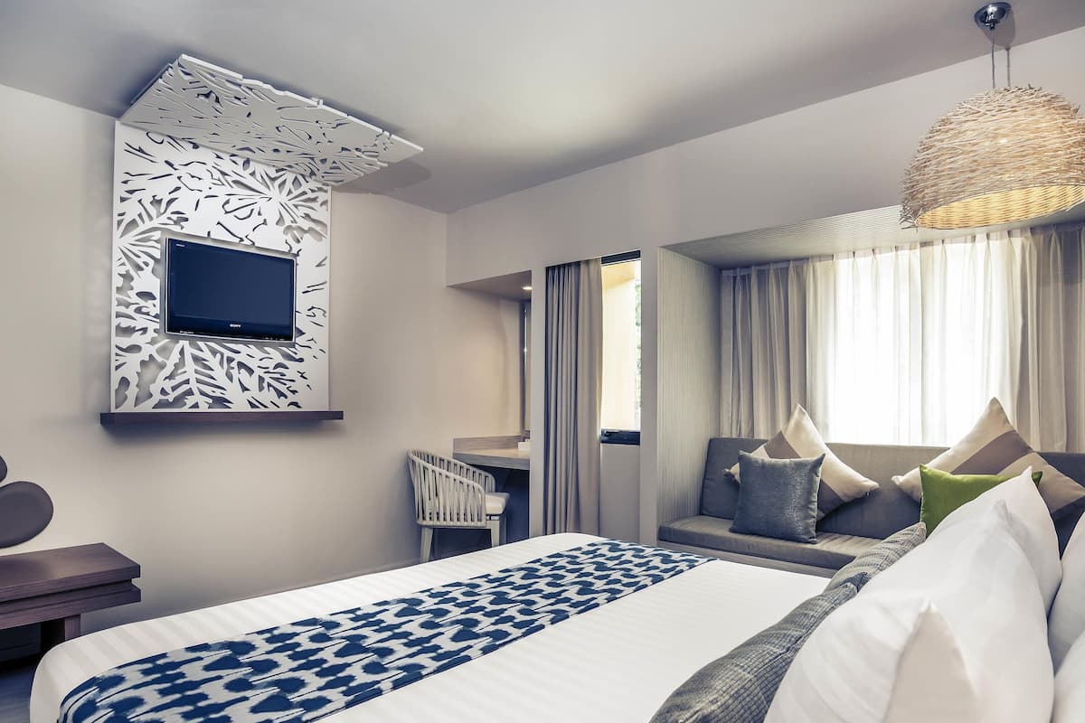 Standard Room, 1 King Bed | In-room safe, individually furnished, desk, rollaway beds