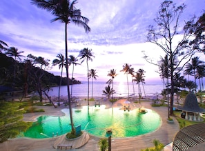 2 piscines extérieures, parasols de plage, chaises longues