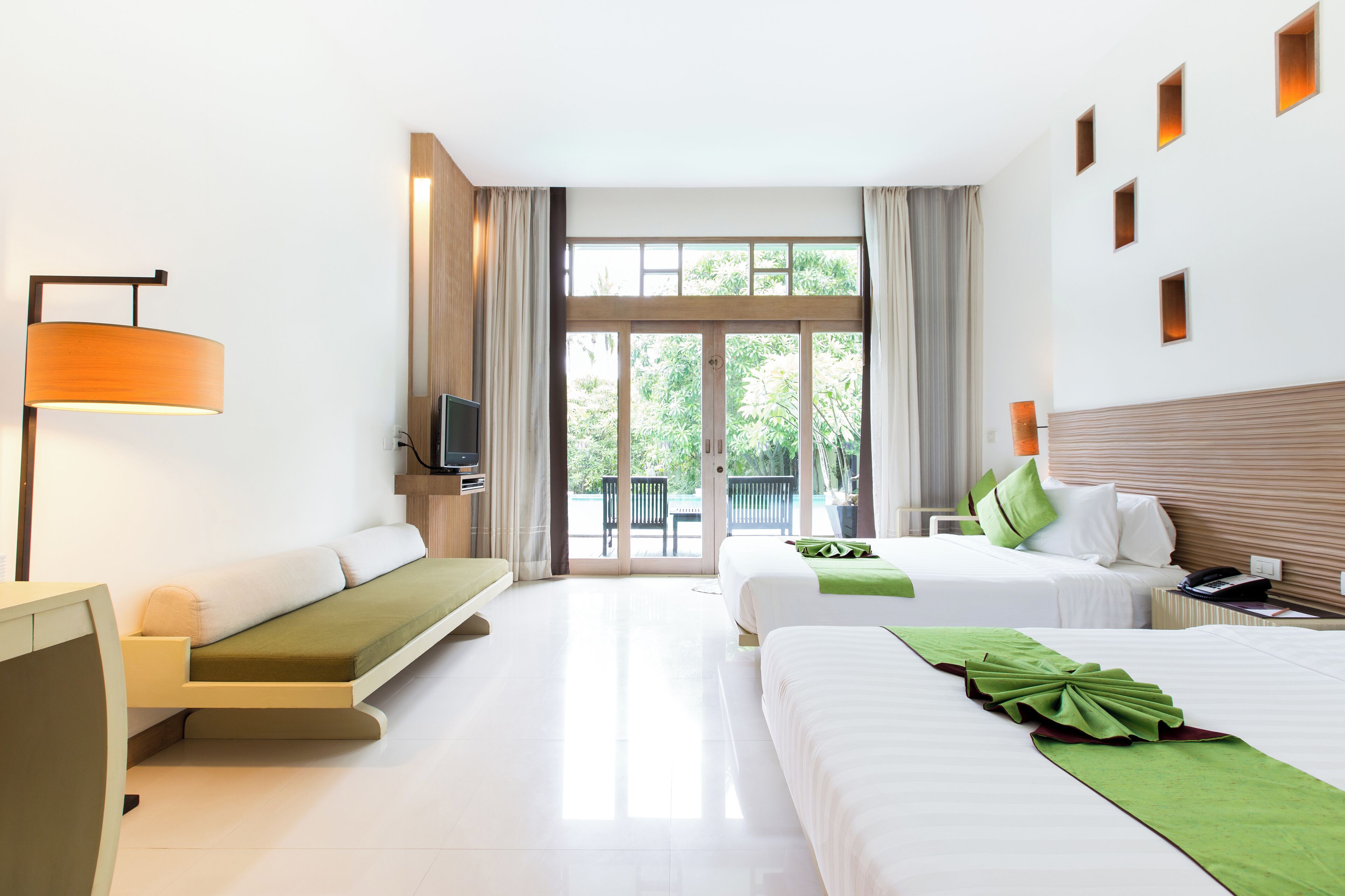 Caja de seguridad en la habitación, muebles diferentes y escritorio 