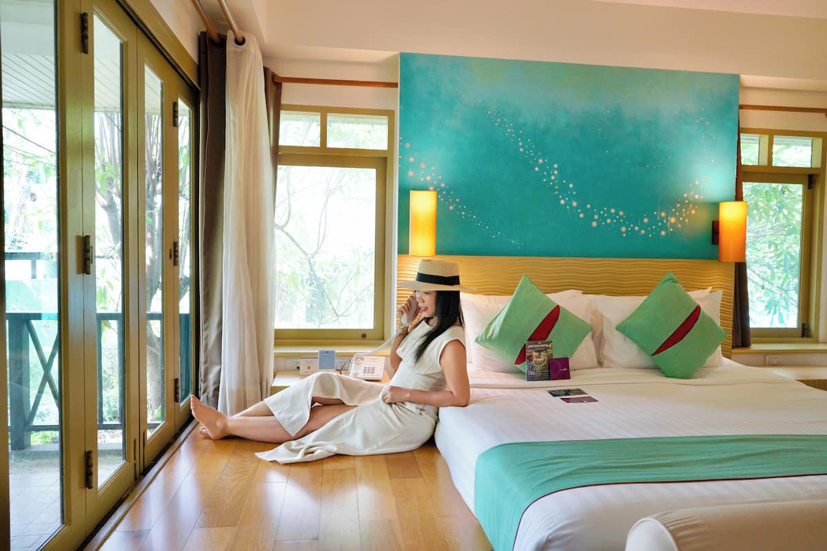 Deluxe Room, 1 King Bed | In-room safe, individually furnished, desk, rollaway beds