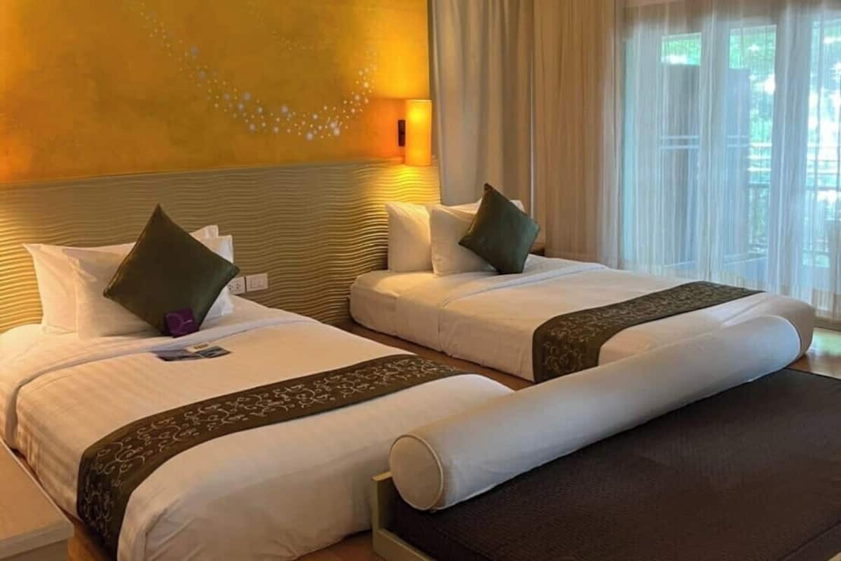 Deluxe Room, 2 Single Beds, Ocean View | In-room safe, individually furnished, desk, rollaway beds