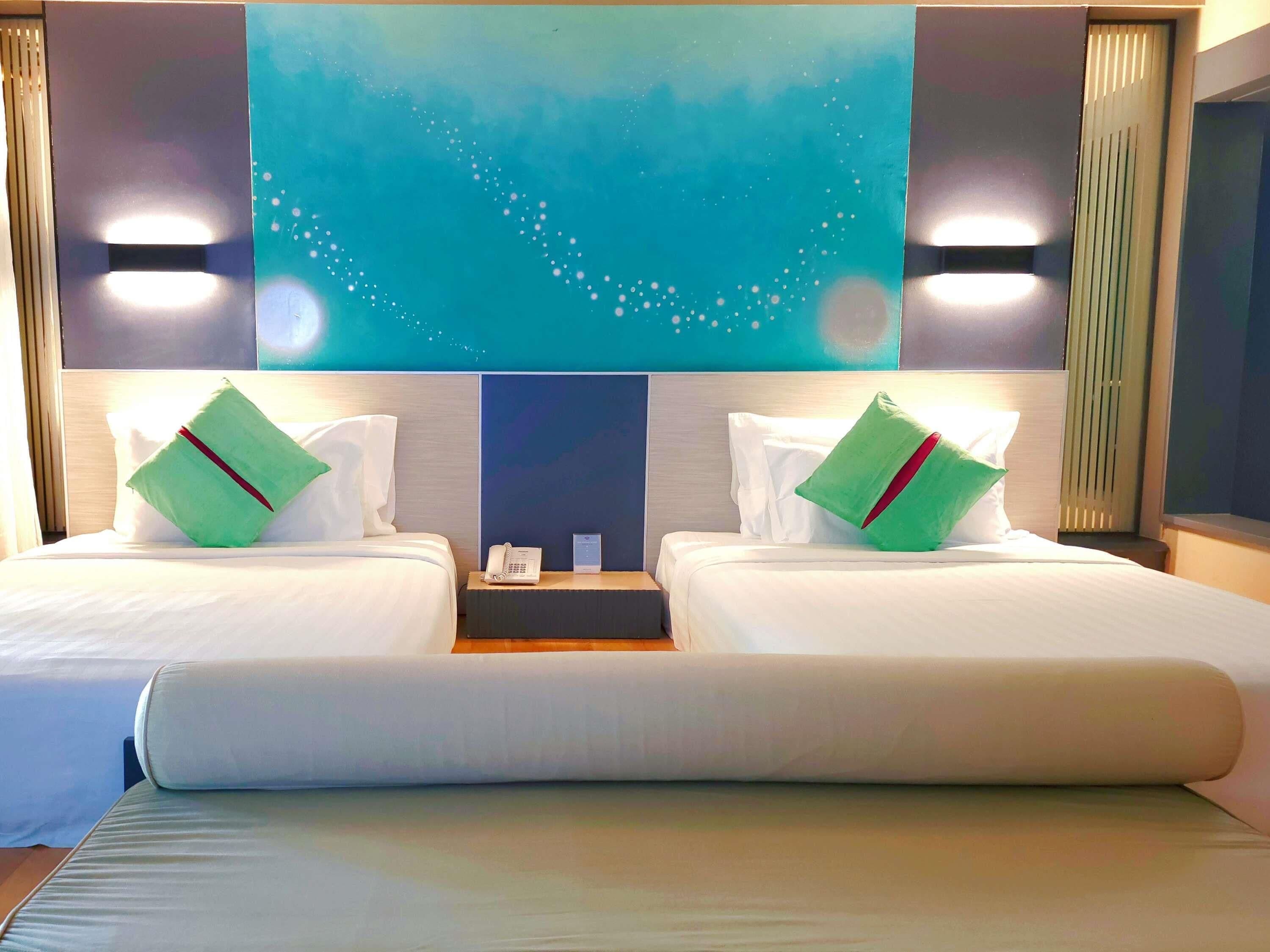 Rom – deluxe, 2 enkeltsenger, hageutsikt | Safe på rommet, individuelt innredet og skrivebord