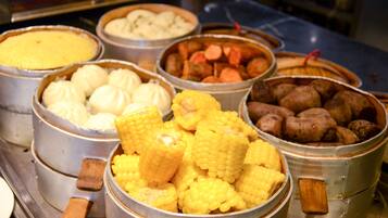 每日供应自助式早餐(每人 CNY 118)