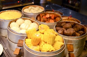 Daily buffet breakfast (CNY 118 per person)