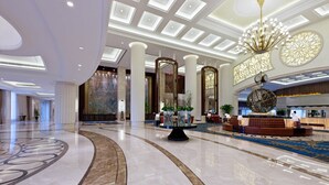 A spacious lobby with a marble floor, a reception desk, a seating area, and a large chandelier. - Sheraton Changzhou Wujin Hotel (Changzhou)