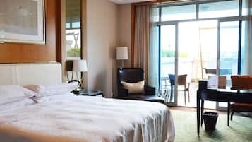 Edredón, minibar, caja de seguridad en la habitación y escritorio