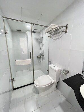 Deep soaking tub, rainfall showerhead, designer toiletries, hair dryer - Holiday Suites Hotel & Spa (Hanoi)