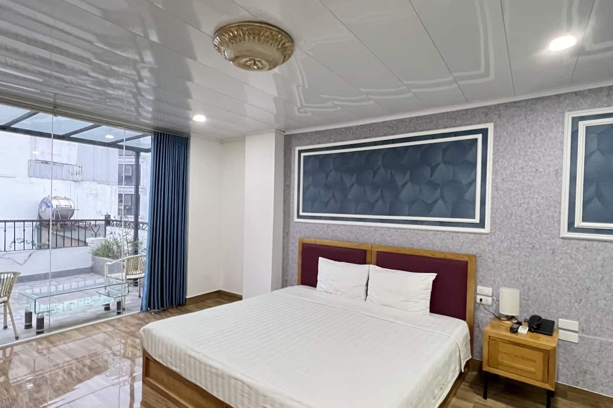 Junior Double Room | Minibar, WiFi (free), bed sheets