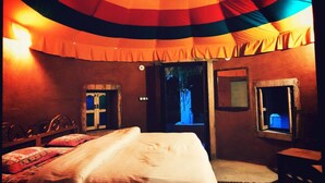 Una habitación con una cama, una ventana y una puerta.