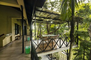 Kahden hengen deluxe-huone (yksi tai kaksi sänkyä), 2 makuuhuonetta, näköala puutarhaan | Näkymä parvekkeelta