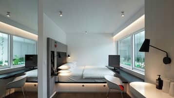 Habitación, 1 cama King size (Mobility Accessible, Roll-In Shower) | Ropa de cama de alta calidad y caja de seguridad en la habitación