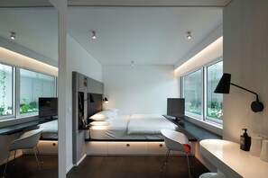 Room, 1 King Bed (Mobility Accessible, Roll-In Shower) | Premium bedding, in-room safe, desk, laptop workspace