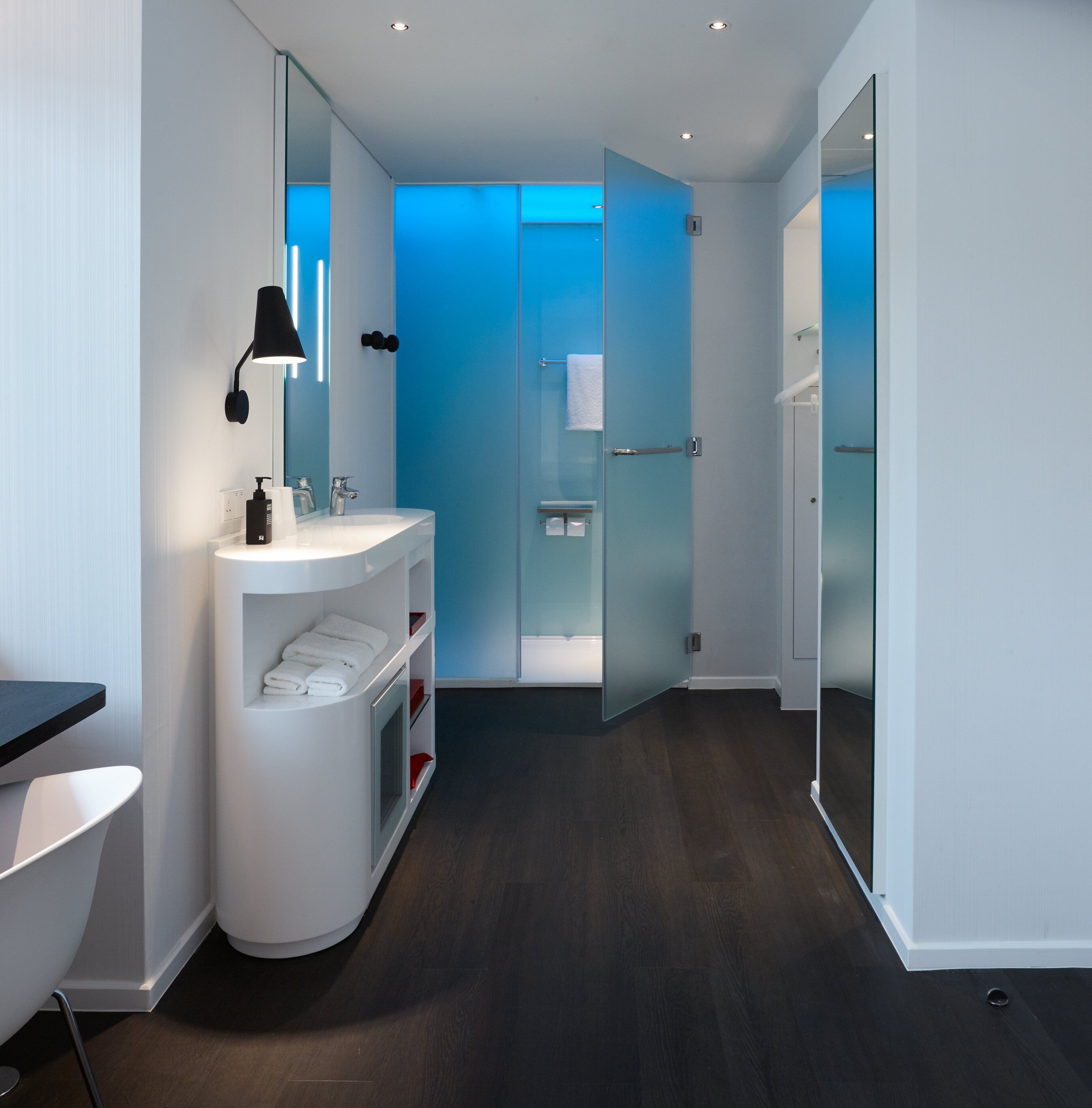 king room | premium bedding, in-room safe, desk, laptop workspace