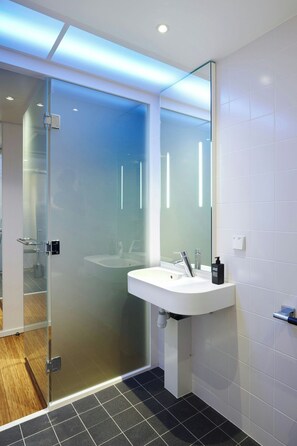 Room, 1 King Bed (Mobility Accessible, Roll-In Shower) | Bathroom | Shower, hydromassage showerhead, eco-friendly toiletries, hair dryer