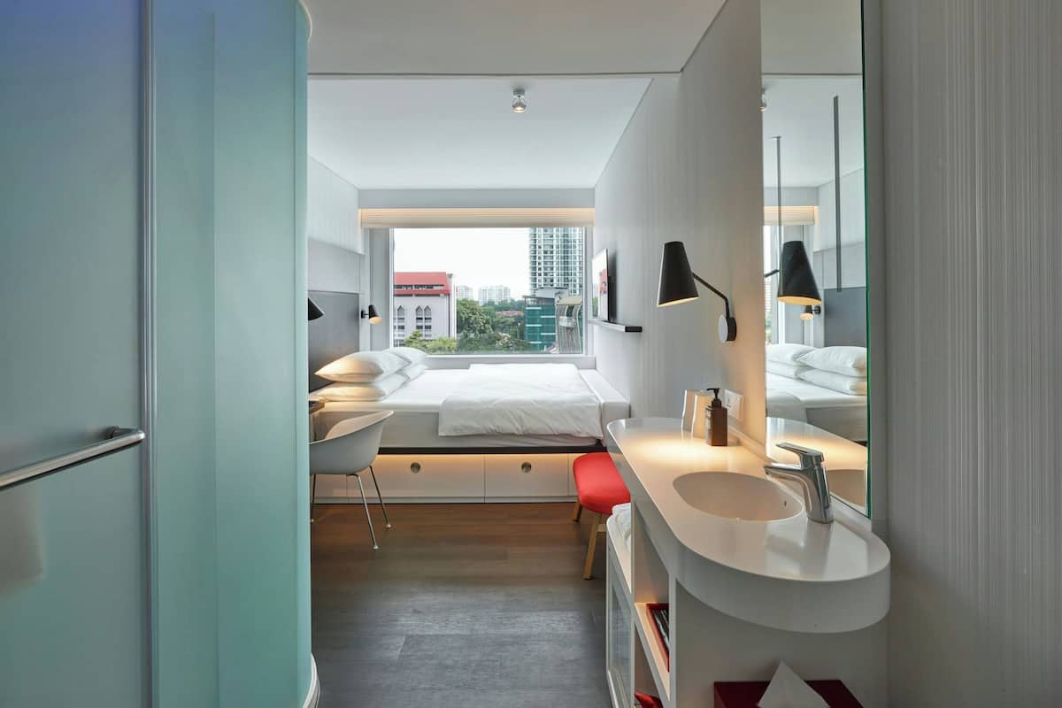 Luxe beddengoed, een kluis op de kamer, een bureau, een laptopwerkplek
