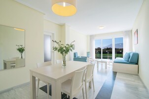 Apartamento estándar, 2 habitaciones, balcón | Comedor