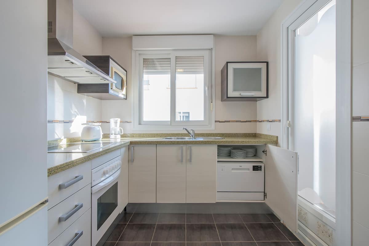 standard apartment, 3 bedrooms, balcony | private kitchen | full-sized fridge, microwave, stovetop, cookware/dishes/utensils