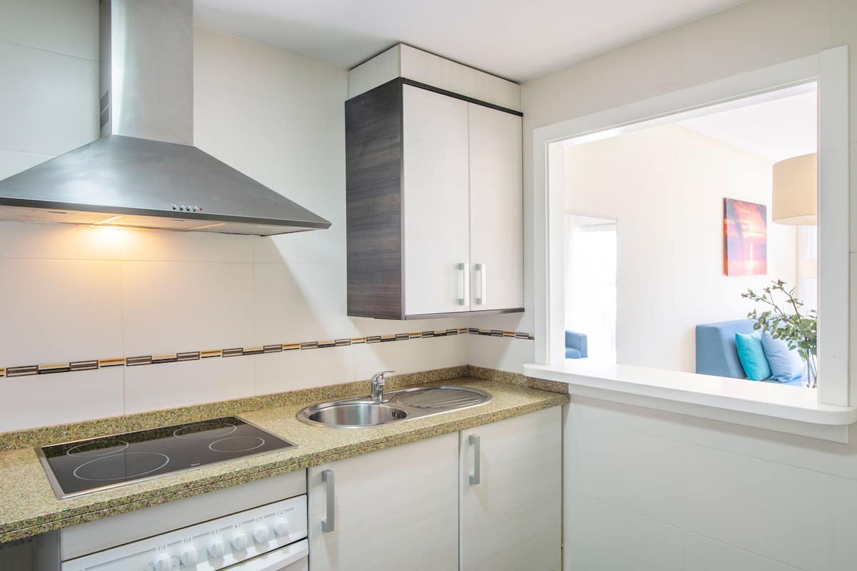 standard apartment, 1 bedroom, balcony | private kitchen | full-sized fridge, microwave, stovetop, cookware/dishes/utensils