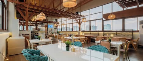 2 restaurants, breakfast served