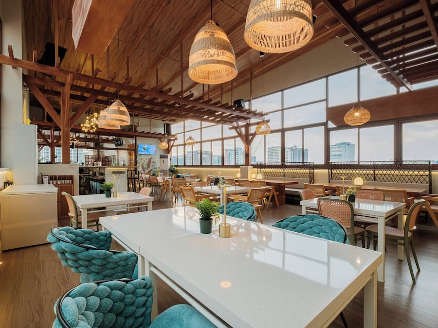 2 restaurants, breakfast served