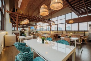 2 restoran, sarapan dihidangkan 