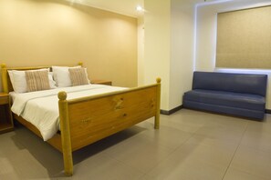 Premier Room | Peti besi dalam bilik, dilengkapkan perabot secara berasingan, meja 