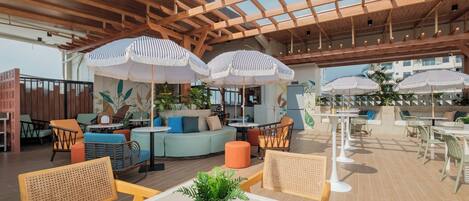 2 restaurants, breakfast served