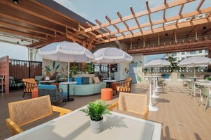 2 restaurants, breakfast served