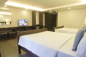 Executive Room (Four) | In-room safe, individually furnished, desk, soundproofing - Nichols Airport Hotel (Parañaque)