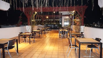 2 间餐厅,供应早餐