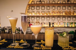 Bar en la azotea, con mesas al aire libre, abre en días seleccionados