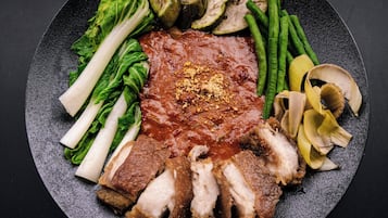 Une assiette de nourriture comprenant divers légumes et un plat de viande.
