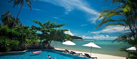 Piscine extérieure, parasols de plage, chaises longues