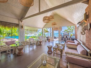 بار على الشاطئ